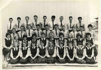 Front l-r: Dianne Penfold, Lorraine Smith, Pam ?, Carol Smith, Heather Sneddon, Sandra ?, Gwen Davies, Fay Bowen, Christine McEwen.
2nd l-r: Maria Bohatko, Robyn Smith, Pamela Miles, Janice Hall, Robyn Magin, Carol ?, Marlene ?, Colleen ?, Pamela ?, Glenys ?.
3rd l-r: ??, ??, Warren Pratt, Alec ?, ??, Robert Cambridge, ??, ??, Grahame Gates, Miss Bohatko.
Back l-r: ??, ??, ??, ??, Paul Johnson, Tony Lee, George Papodemitrios, Neil Cleary, ??, Bill Thivios.