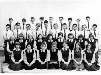 front l-r: ??, Dale Heddles, Pam Gardiner, Jennifer Adam, Julie Hogarth, ??, ??
2nd row l-r: Lynette Butcher, ??, Lyn MacGregor, Kathryn Jurd, Christine Field, Christine Waren, Joan-anne Storr, ??, Susan Farish
3rd row l-r: Geoff Cornish, Ron Clerke, ??, Gary Hardes, Chris Hughes, Steven Butterworth, David Mitchison, Robert Stephenson, Jim Metcalfe, ??
back l-r: Peter Sargent, ??, Paul Queenan, Ken Locking, Allan Hiles, Bruce Newton, Gary Cordingley, ??