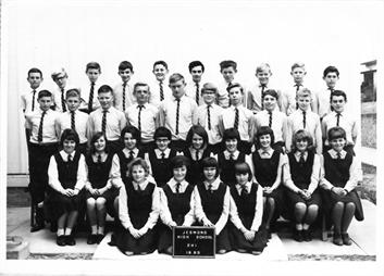 front l-r: Suzanne Jarman, Stephanie Pope, Carol Kennedy, ??
2nd row l-r: Elizabeth Willis, Colleen Crouch, Toni Cottingham, ??, Beverley Hill, Sue Tudball, Dianne Gatgens, Sue Heckendorf, Sharon Lane
3rd row l-r: ??, Dennis Courtney, David Kidd, ??,  Wesley Davis, Richard Robinson, John Rees, Kevin Bradbury, Colin Musgrave, ??
back row l-r: ??, Michael Budden, ??, Robert Asser, Richard Hughes, Gary McMahon, Noel Parsons, Gary Cox, Robert Elliott, Robert Davies