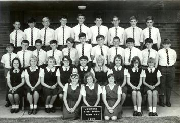 front l-r: Noelene Gordon, Christine Flanagan, Diane Willis
2nd row l-r: Vicki Browne, Marilyn Hadfield, Valerie Ball, Judy Hamonet, Anne Szczurowski, Beth Arbuckle,  Evelyn Gemmel, Janet Wiggins, Vicki Sutherland
3rd row l-r: John Ludlow, Cris Wiggins, David Bell, Phil Denton, Daryl Duggan, Gary Glover, Charlie Moss, Terry Wilson, Steve Vaschetty, Bruce Bow, Neil Russell
back l-r: Keith Gulliver, Jeff Smith, Bruce Walker, Greg Sessions, Chris Couper, Stephen Nash, Paul Rounsley, Ken Grice, Trevor White