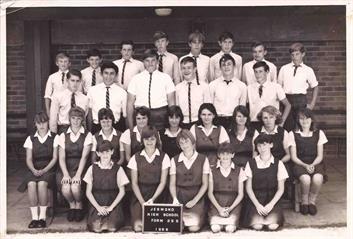 front l-r: Maureen Poole, Kathryn Jurd, Erika Duda, Kathleen Polle, Wendy Davis
2nd row l-r: ??, ??, Faye Eyre, Lyn Frazer, Kay McKinnon, Kerrie Sleishman, Sandra Jackson, ??, Fae Auld
3rd row l-r: ??, Noel Kaye, ??, Barry Melville, John Rice, Rodney Kernick
back l-r: Paul Morrow, Gary Cordingley, Geoff Cornish, ??, Gary Hardes, ??, Darryl Waddingham, Paul Queenan