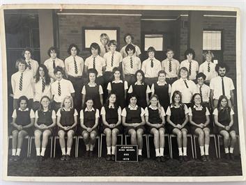 Front l-r: ??, ??, Kim Barnes, Janet Boland, ??, Louise Pickard, ??, Jenny Petersen, Deborah Macarthy, Anne Zano
2nd l-r: Glen Wilkinson (Wilko), Lindsay 'Pop' Graham, ??, ??, ??, Deborah Brett, ??, David Fogo, Kim Ford, teacher ??
3rd l-r: ??, John Rose, Tony Harrison, Kelvin Harband, ??, Geoff Carter, Larry Gumb, Alan Ellis, Barry Hughes, ??
Back l-r: David ?, ??