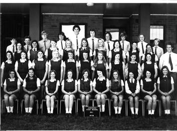 Front l-r: Michelle WARREN, Deborah LEIGH, Jane ZIMMERMAN, Jennifer WATSON, Dianne HONZCAR, Karen HUNT, Kathy ADAMS, Bronwyn THOMAS Jan LACKEY, Debra TREMBLE
2nd l-r: Elizabeth SYMKUS, Beth THOMAS, Patricia WORTH, Jackie KING, Sandra WHARTON, Carol NEWSHAM, Louise RENFREW, Michelle KEARNEY, Joanne DUGGAN, Jill BROWN, Teacher: Mr MURRAY
3rd l-r:  Denise GARVEN, Anna DUMAIK, Deborah FARDELL, Deborah HURST, Joanne KAY, Glennis JOHNS, Pamela MCGREGOR, Margaret FOSTER, Kim HUNTER
Back l-r: Gregory HANINGTON, Ross GRAHAM, Grahame EATHER, Colin ALLAN, Peter ELLIS, Wayne HUNTER, Peter AYLIFFE, Stephen ROBSON, Paul WOOLEY, Peter METCALF