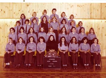 Front row: Harriet Jordan, Kathryn Russell, Debbie Connors, Leanne Peterson, Mrs Davias, Joanne Widders, Kay Tarran, Susan Phillips, Cherie Graham
2nd row: Sandra Jeffery, Sheryl Cox, Jenny Wills, Annette Dilling, Vicky Wright, Jaye Dunn, Aileen Flynn, Lee Stewart, Michelle Anderson
3rd row: Isa Zilic, Greg Hughes, Michael Fullick, Alison Hall, Linda Fardell, David Cole,  Rodney Castles, Sean Balkin
Back row: Kent Lumsden, Scott Mitchell, Darren Croese, Alan Sheddon, Martin Stevens, Owen Saunders