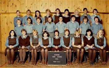 front l-r: Maria Nicholas, ??, Melissa Petersen, Rhonda Cox, Renelle Patai, Patricia Johnson, Kelly Samways, Jacki Popovic, Joanne Grace
middle l-r: Peter Fishlock, Raymond Baj, ??, ??, Alan Genders, Jason Hughes, Craig McEvoy, Michael Achurch
back l-r: Warren Murphy, David Watts, Glennis Roach, Debbie Smith, Megan Rochester, Leanne Matthews, Michele Presbury, Simon Martinelli, Kyle Gradwell