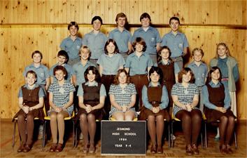 Front l-r: ??, Leanne Rigglesford, Tina ?, Fiona Wishart, Karen Guse, ??, Penny Comben.
2nd l-r: ??, Stephen Gear, ??, ??, Rochelle Carr, ??, Craig Burdekin, Miss Karin Jurd.
Back l-r: ??, Darren Carolan, Gary Phillips, Ross Payne, Peter Hicks.